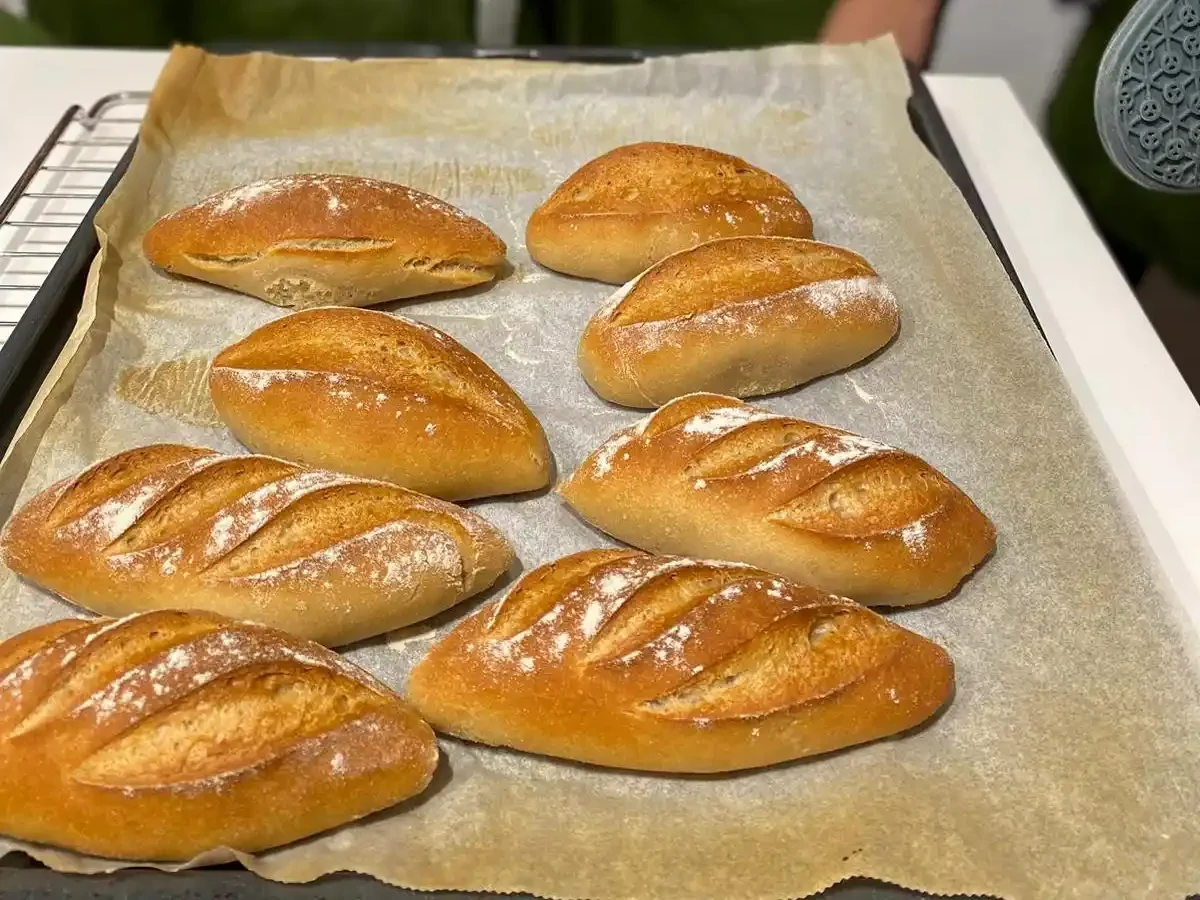 Panes sin gluten recien horneados